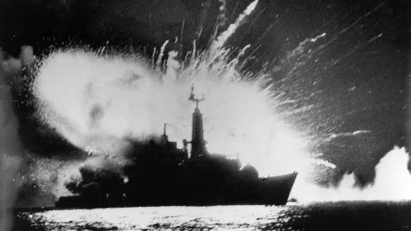 Hundimiento del HMS Sheffield el 4 de mayo de 1982. Murieron 20 personas. Fue el primer barco de la Royal Navy hundido en una guerra en cuarenta años.