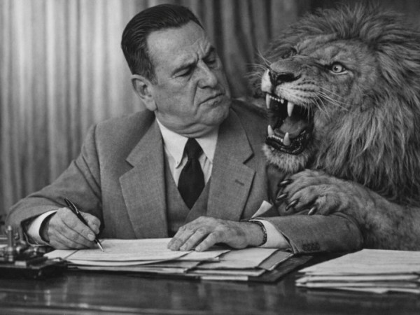 Milei le pega a Perón por debajo de la&nbsp;mesa